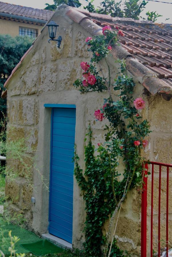 Готель Les Volets Bleus Provence Салон-де-Прованс Екстер'єр фото